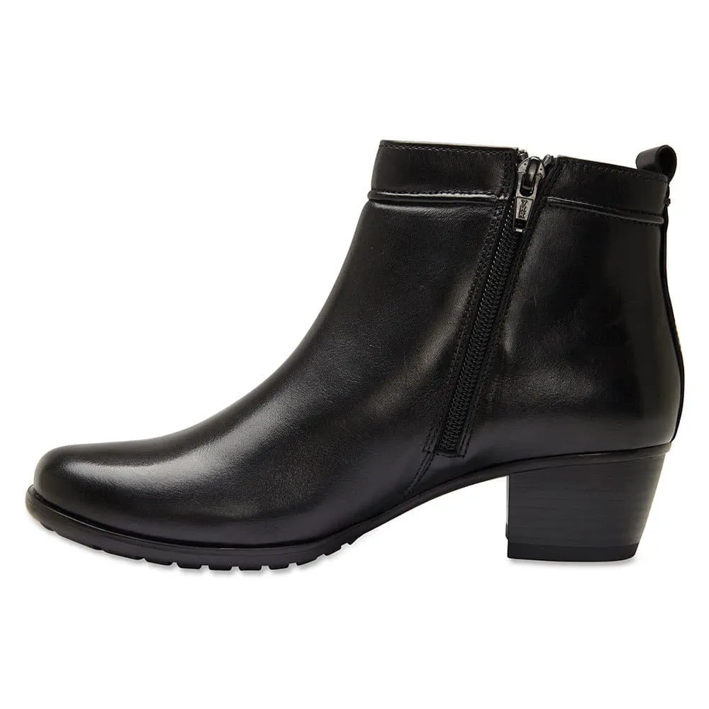 Boston Boot in Black Leather