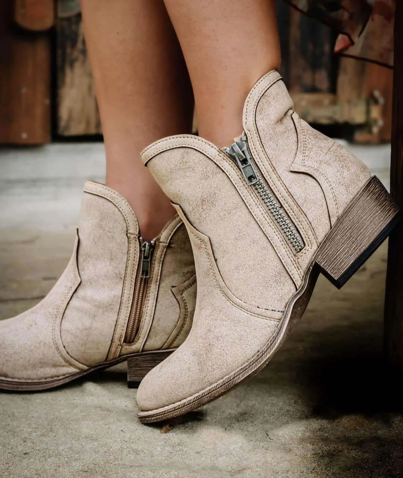 VERY G -  EVIE BOOTIE
